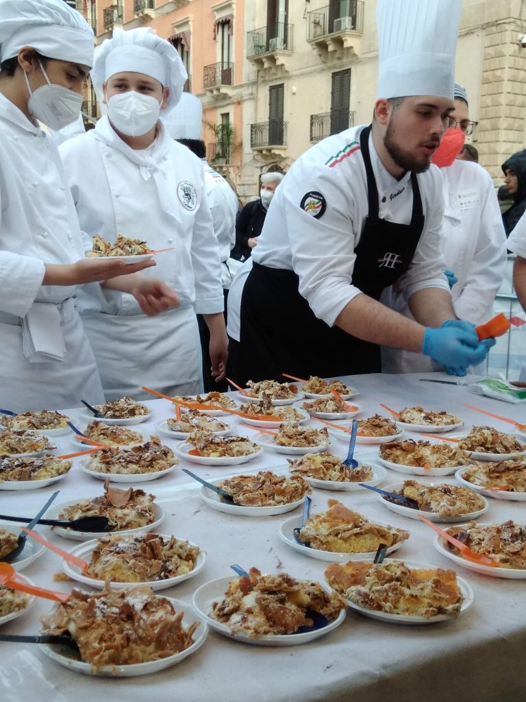 Anche alcuni alunni impegnati nella realizzazione della torta gigante.