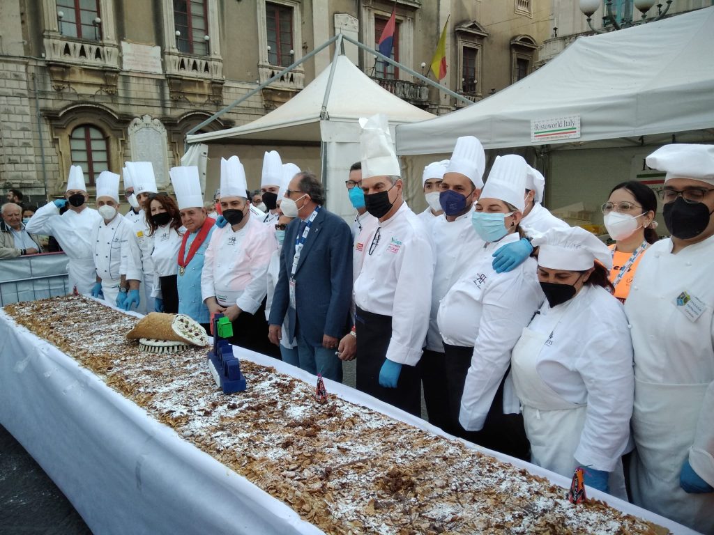 Il presidente di Ristoworld Italy Emergency Andrea Finocchiaro e gli altri volontari soci di Ristoworld Italy