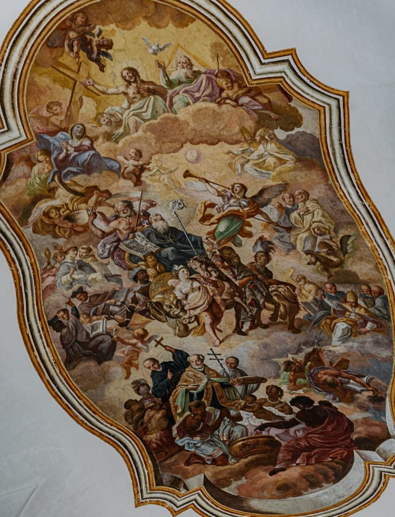 L'affresco del refettorio grande con la Gloria di San Benedetto, opera di Giovan Battista Piparo da cui si accede poi alle cucine del Vaccarinii