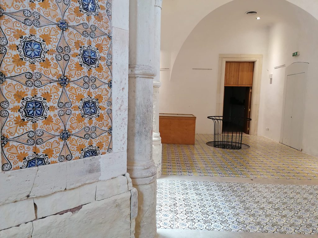 Dettagli della decorazione in ceramica che abbelliscono la sala dove si trovano le cucine dei monaci benedettini
