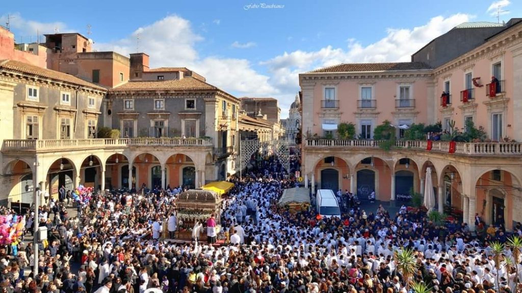 Piazza Giuseppe Mazzini è uno dei punti nevralgici del passaggio del fercolo di Sant'Agata nei giorni di festa