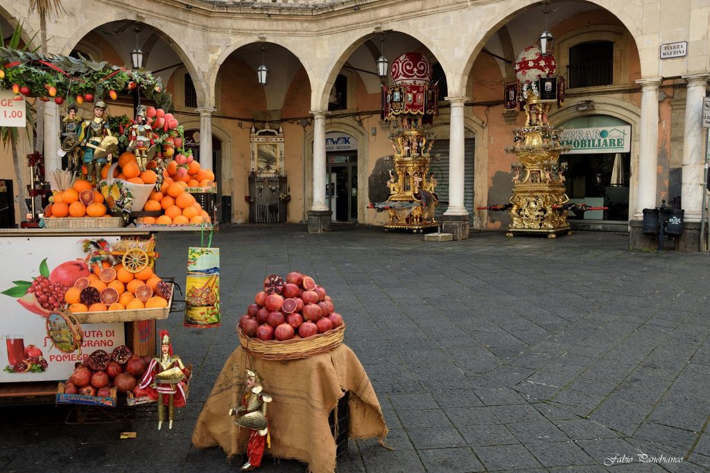 Piazza Giuseppe Mazzini oggi accoglie i turisti con una veste nuova: pizzerie, ristoranti, negozio di fiori, e un rivenditore di succo di arancia e melograno.