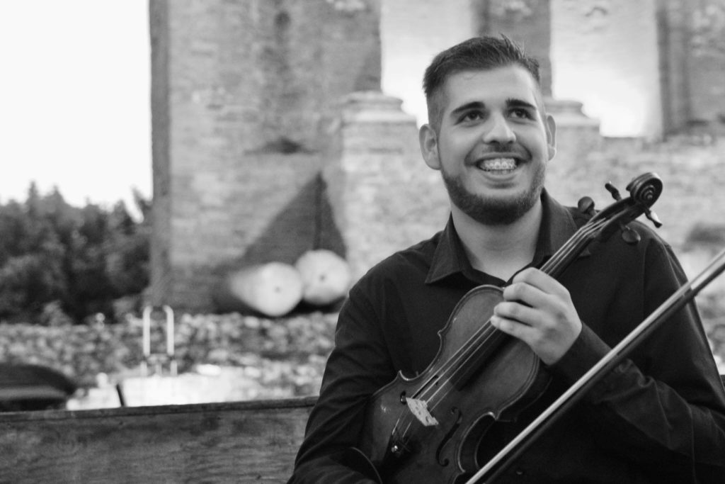 Simone Molino è un giovane talento catanese nella musica classica