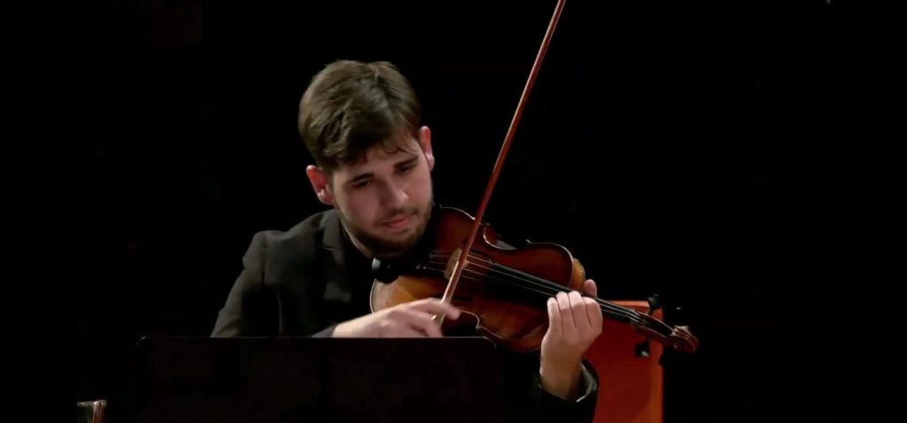 Un amore viscerale quello che lega Simone Molino al suo violino