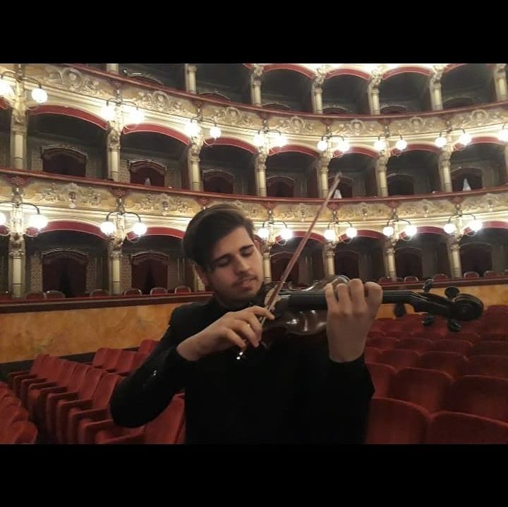 Simone Molino si è diplomato nel 2021 con il massimo dei voti e la lode al Conservatorio musicale V. Bellini di Catania