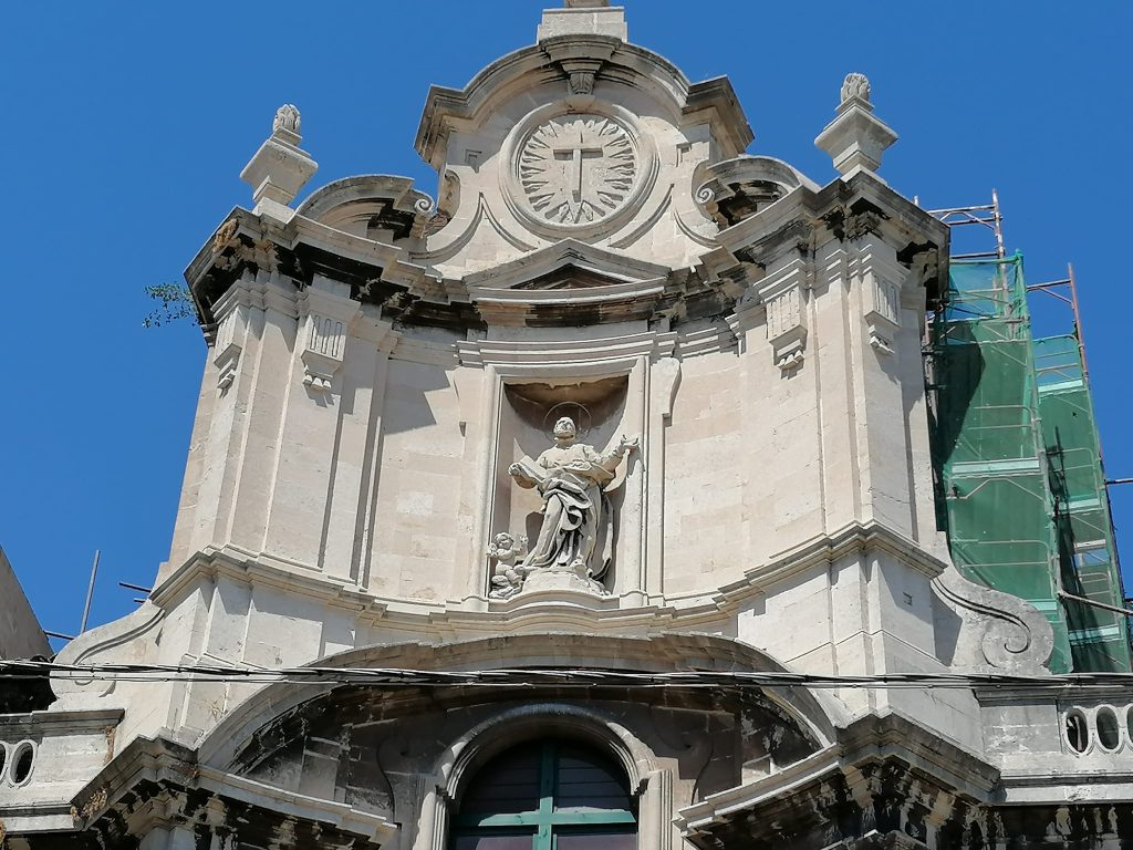 La statua di San Camillo che abbellisce la facciata della chiesa a lui dedicata in via Crociferi