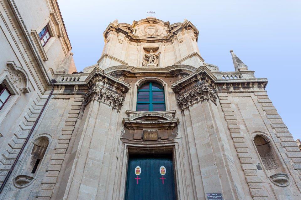 Particolari della facciata della chiesa di San Camillo in via Crociferi