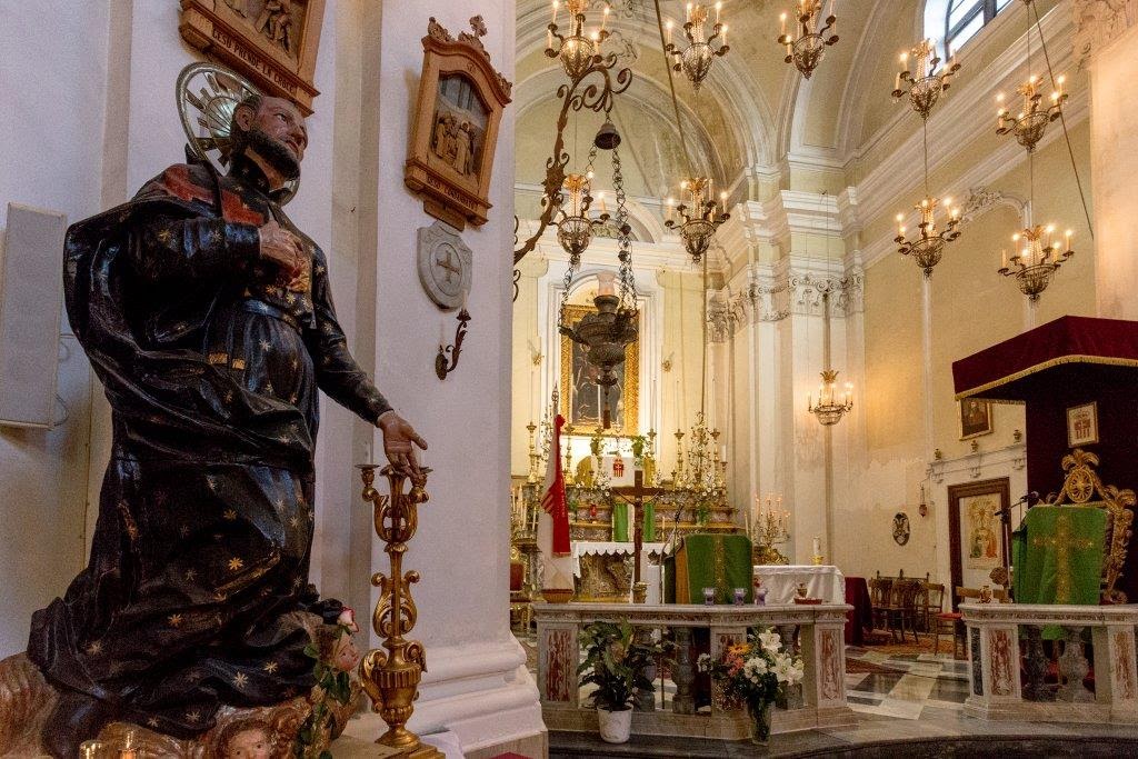 La statua di San Camillo all'interno della chiesa di Via Crociferi, realizzata dal catanese Lorenzo Grasso.