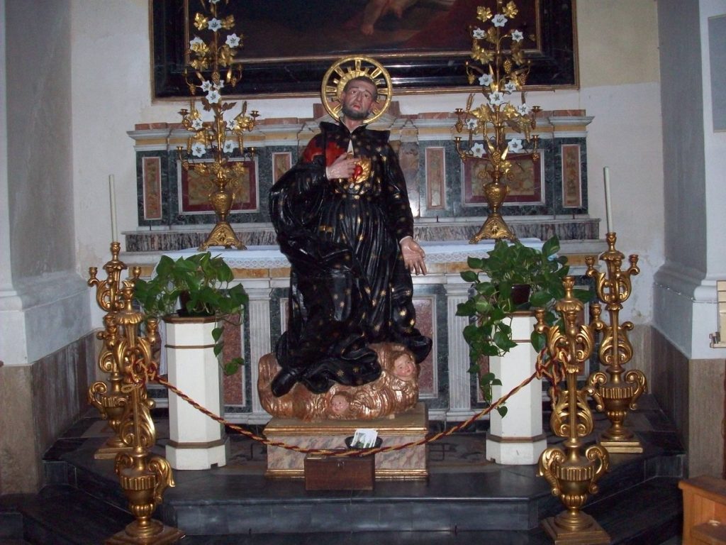 Statua San Camillo all'interno della chiesa