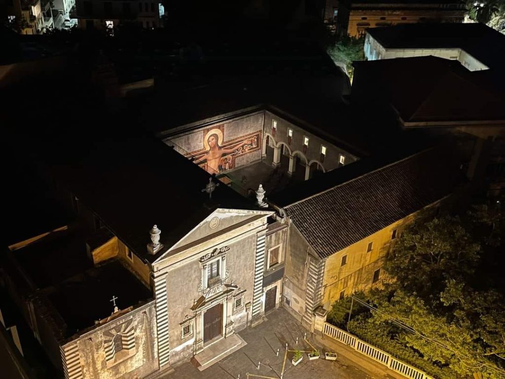 La vista dall'alto del bellissimo chiostro del convento di Santa Maria di Gesù