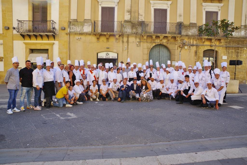 Il team di oltre 150 persone impegnate nel realizzare il cannolo dei record a Caltanissetta