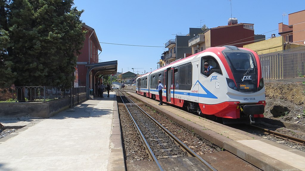 Ferrovia Circumetnea: littorina Vulcano attualmente in disuso