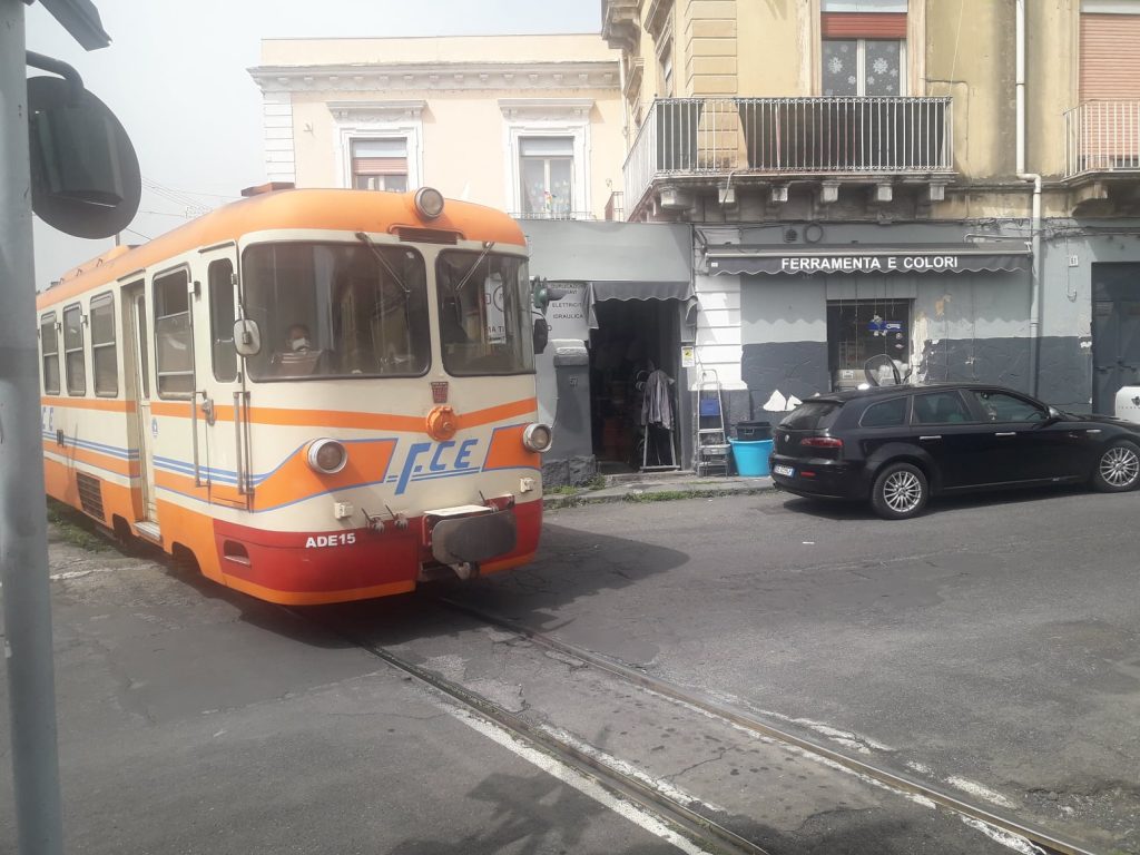La littorina della Ferrovia Circumetnea lungo il tracciato ferroviario di Cibali ph Attilio Pavone