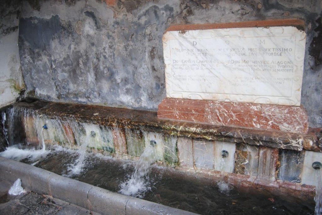 Fontana Sette Canali nacque da un'altra fontana che ne presentava 36, costruita nel 1612