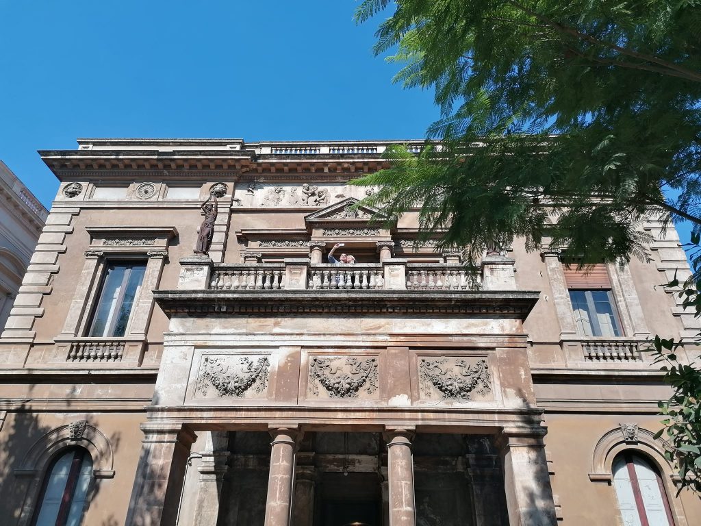Il prospetto esterno di Villa Trigona caratterizzato dallo stile eclettico
