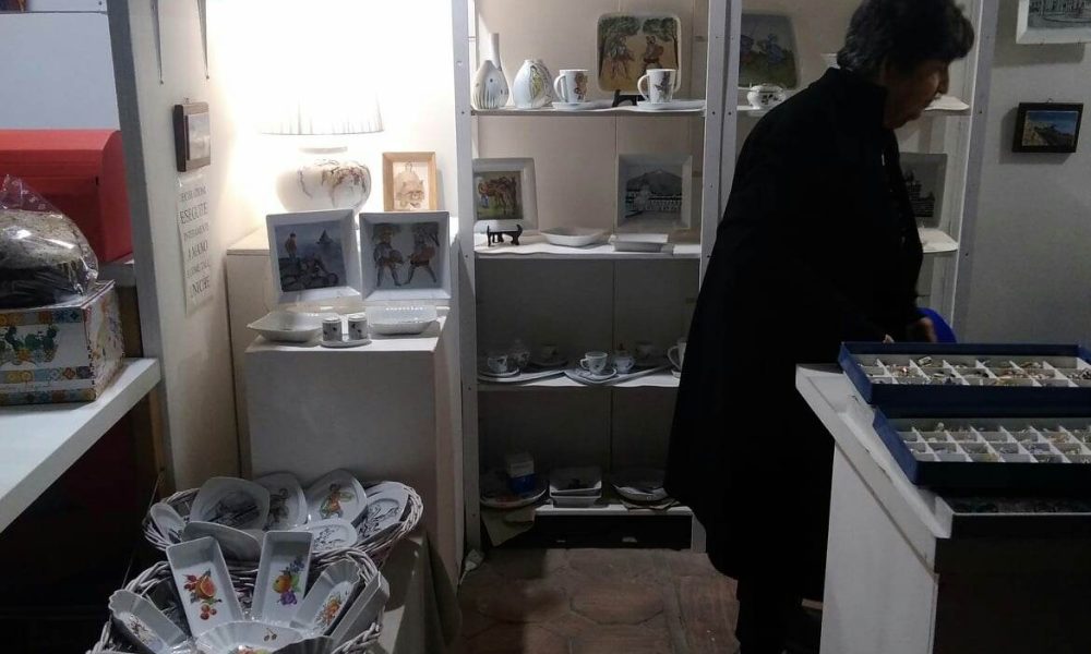 Cettina Oliva, la creatività attraverso uno strumento peculiare, la pittura su porcellana ph Angela Strano