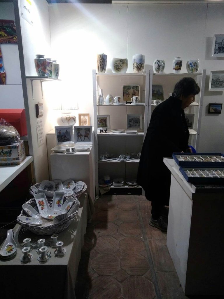 Cettina Oliva, la creatività attraverso uno strumento peculiare, la pittura su porcellana ph Angela Strano