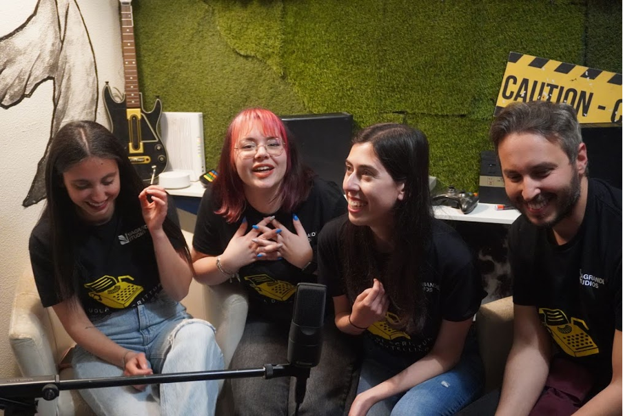 Gli allievi durante la registrazione della prima puntata da Sketch Urban Art Cafè di Acireale- INK IL PODCAST di Viagrande Studios