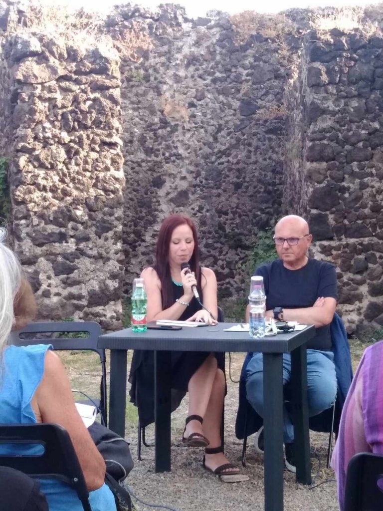 Katya Maugeri mentre presenta il suo libro ph Angela Strano