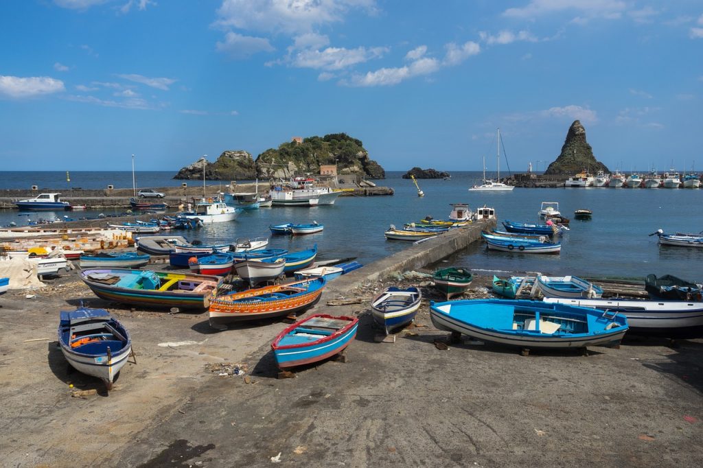 Il borgo marinaro di Acitrezza, location perfetta per lo spot pubblicitario per promuovere il pesce siciliano