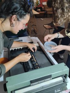 Margherita mentre spiega la tecnica della serigrafia ph Angela Strano