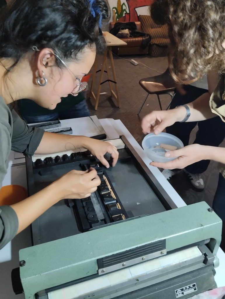 Margherita mentre spiega la tecnica della serigrafia ph Angela Strano