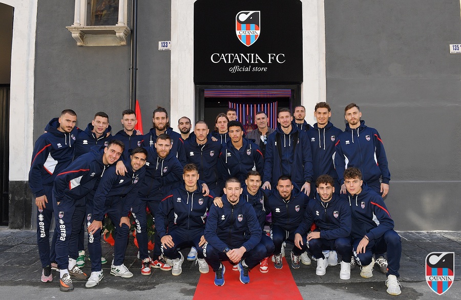 La squadra del Catania FC presente all'inaugurazione del nuovo store ufficiale. Foto di: Catania FC