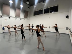 Training per danzatori: il corso di Viagrande Studios che unisce fasce di età e livelli di preparazione differenti