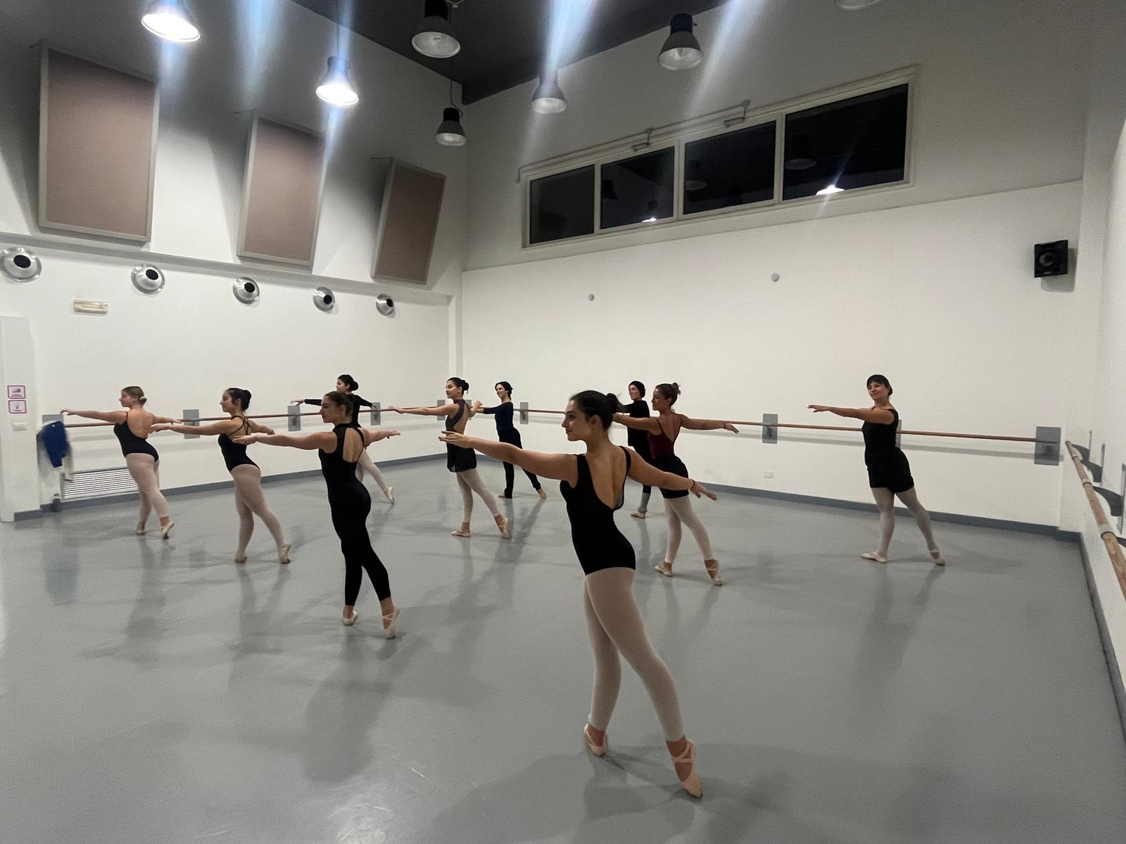 Training for dancers: the Viagrande Studios course that combines different age groups and preparation levels