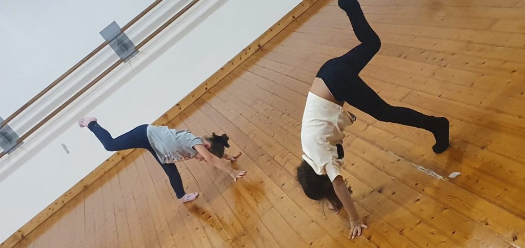 A Viagrande Studios scopriamo le lezioni per bambini dai 4 ai 6 anni di Predanza. Importante per coordinazione, postura e socialità