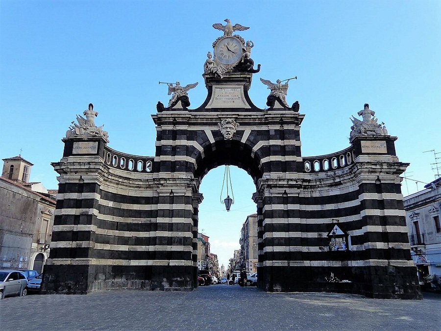 Porta Ferdinandea, conosciuta anche come Porta Garibaldi. Foto di: "Porta Garibaldi (Catania) 06 02 2015 02" by Effems is licensed under CC BY-SA 4.0.