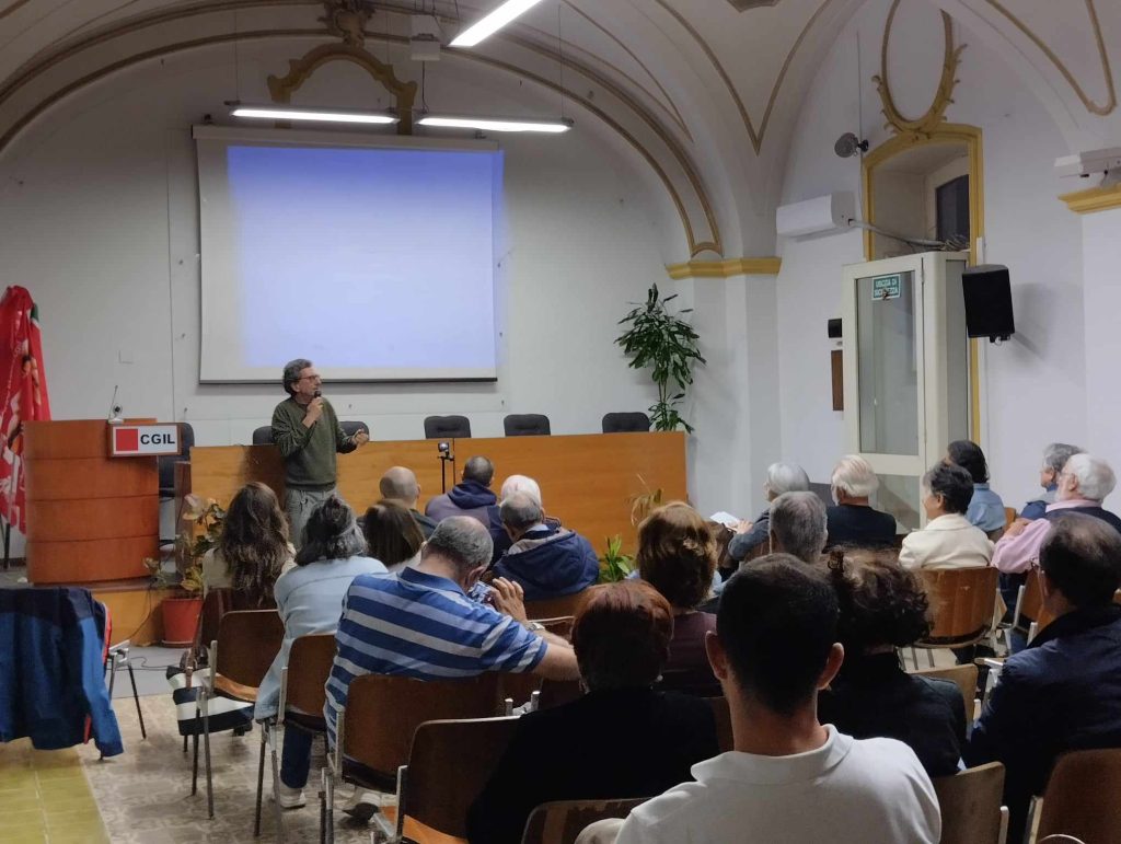 Attilio Pavone mentre spiega la situazione attuale della Ferrovia Circumetnea ph Angela Strano