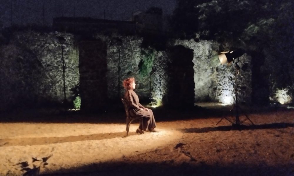 Graziana Maniscalco mentre recita con pathos la novella di Rosso Malpelo ph Angela Strano