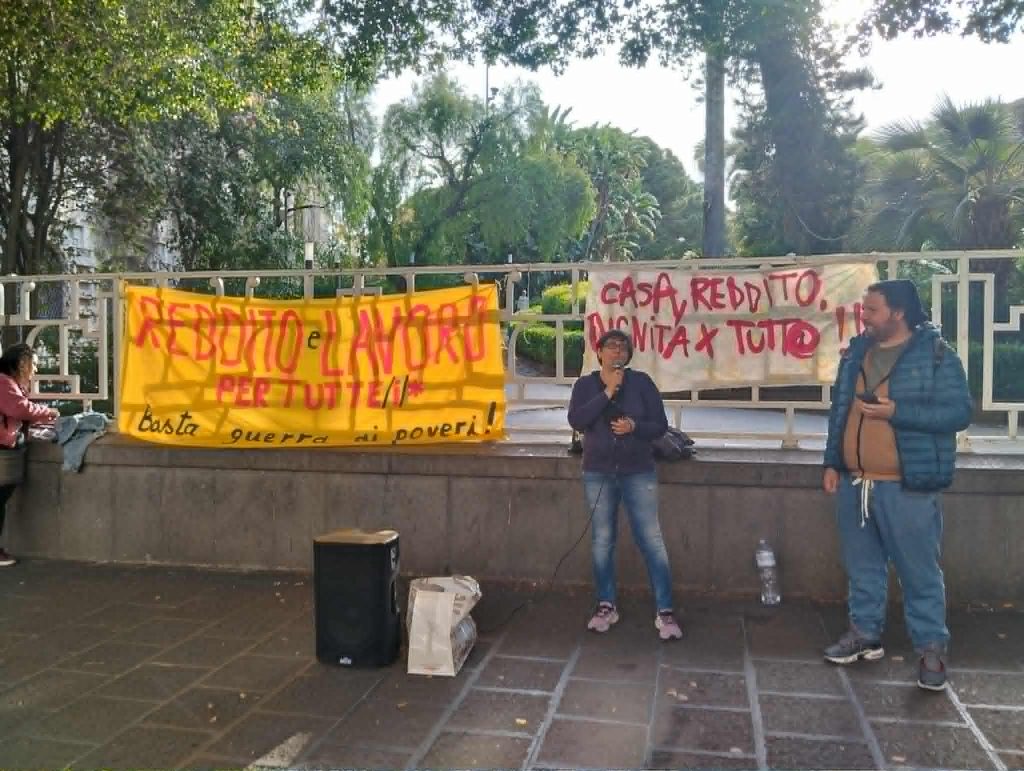 Presidio tenutosi lo scorso 17 aprile volto a far conoscere la Legge di Iniziativa Popolare sul reddito minimo garantito individuale ph Angela Strano