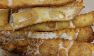 Chiacchiere: un piatto di dolci fritti