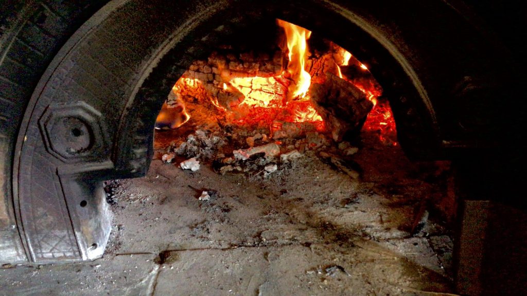 pane fatto in casa nel forno a legna