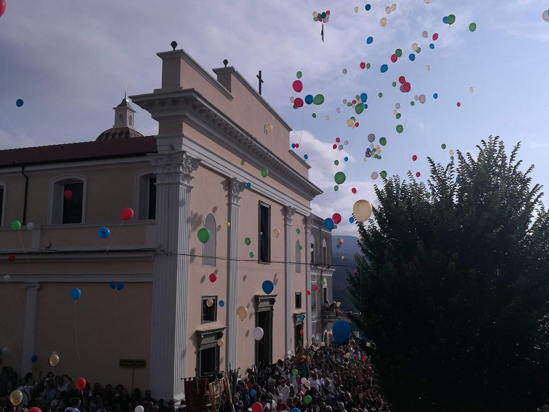 Juarnu A Madonna - chiesa con palloncini colorati che volano 