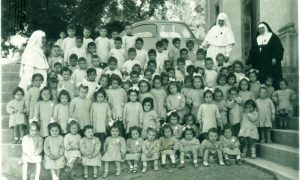 Festa Della Mamma. Suor Angela e i bambini