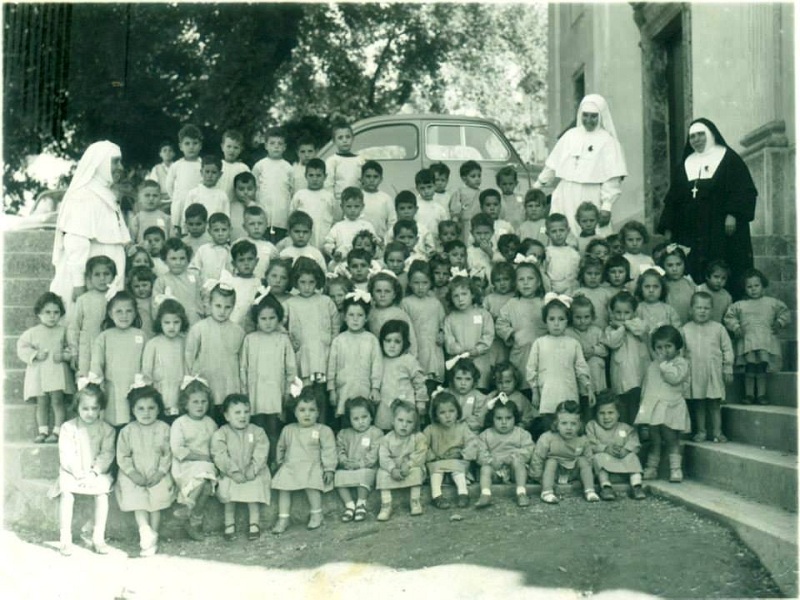 Festa Della Mamma. Suor Angela e i bambini