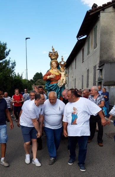 Processione della statua a Borgo Ticino