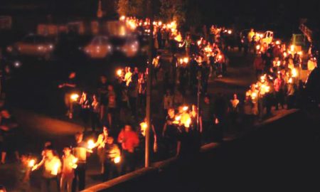 Fiaccolata Mariana: gente con fiaccole