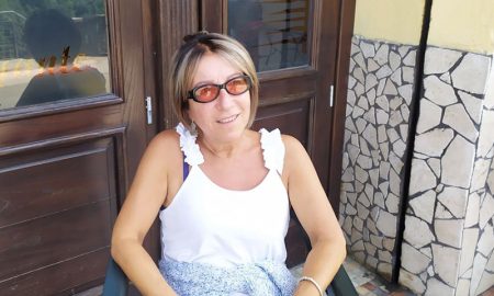 Riccardina Roperto: seduta davanti al pub