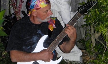 Tony Nero mentre suona la chitarra