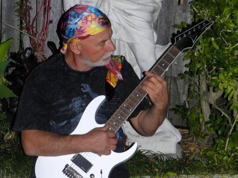 Tony Nero mentre suona la chitarra