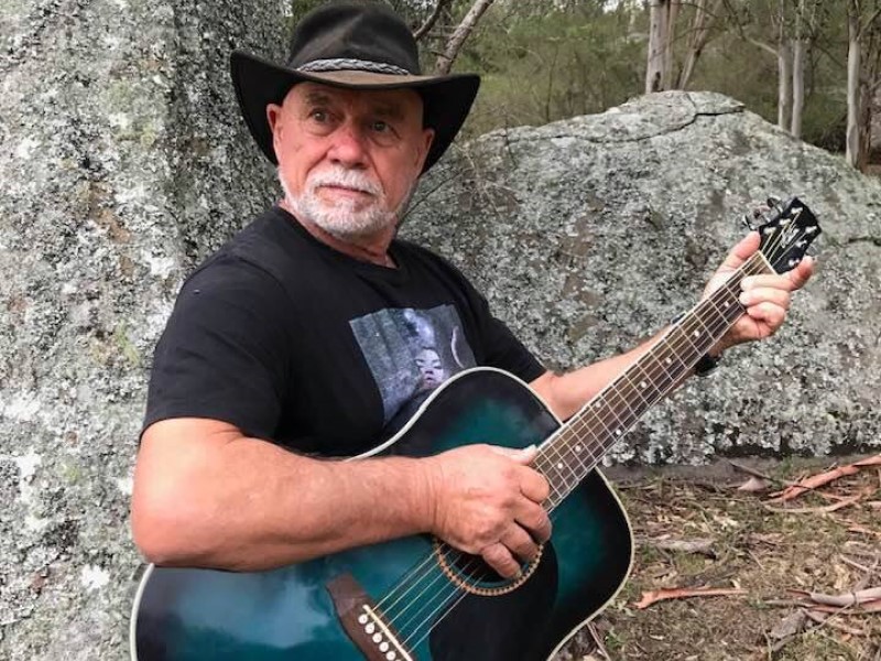Tony suona la chitarra
