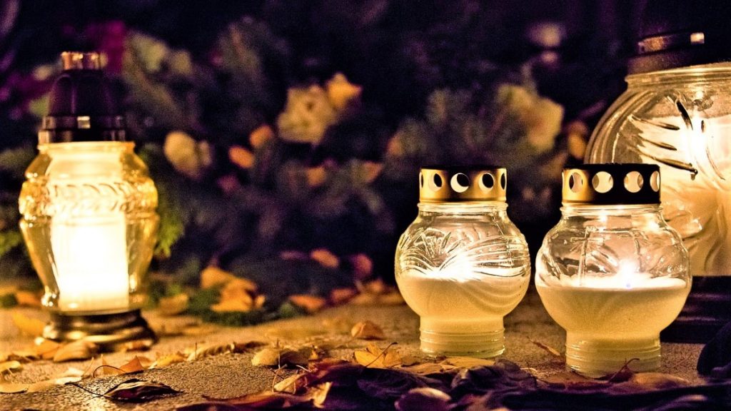 Ognissanti: candele accese