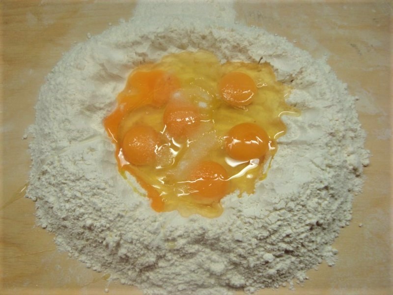 Vulcano di farina e uova