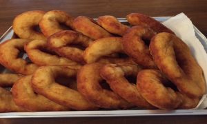 Grispeddre: una cesta di grispelle fritte