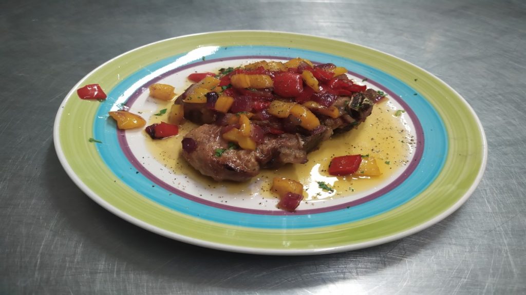 Maiale con peperoni e cipolla in agrodolce