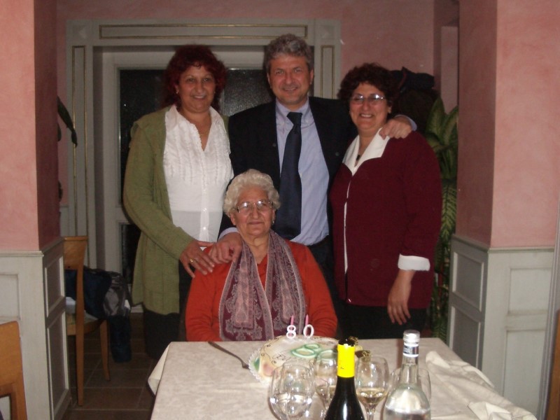 La signora Lucia festeggia 80 anni con i tre figli